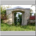 —=< Brána na starý hřbitov u kostela v Krásném lese >=—