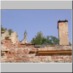 —=< Věžička kaple pohledem z terasy nad „rytířským sálem“ a poškozené ozdobné profilování >=—